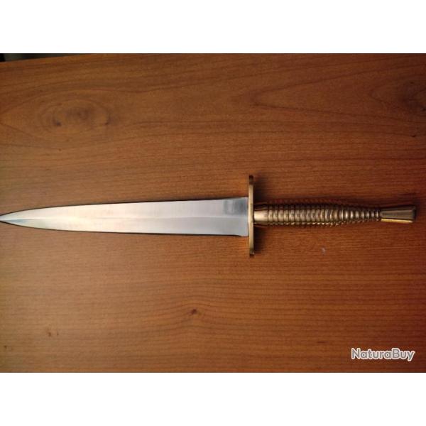 Dague en acier inoxydable.