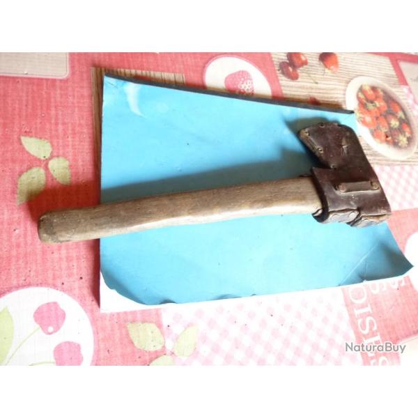 PETITE HACHETTE SOMBORN AVEC HOUSSE EN CUIR EPOQUE A DETERMINER