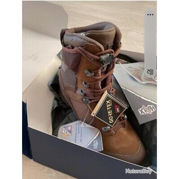 CHAUSSURE MILITAIRE en GORE-TEX  marque  HAIX NEUVE