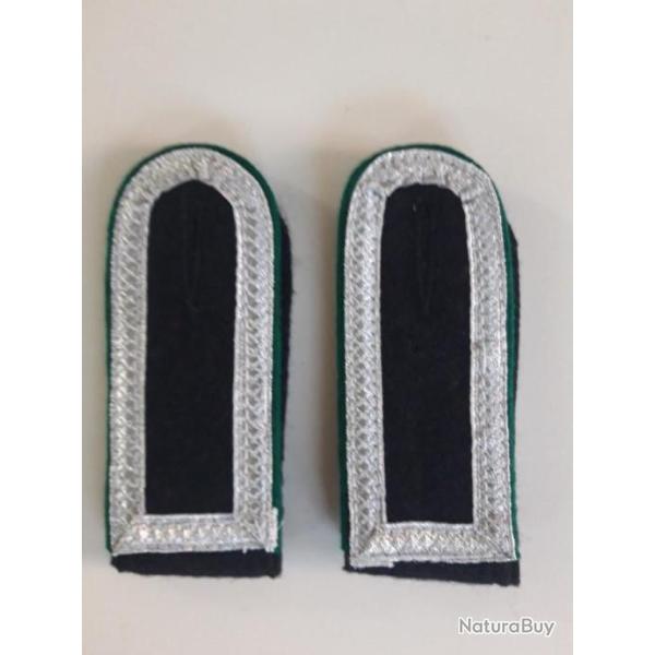 PAIRE DE PATTES  D EPAULE DU  GRADE DE SCHARFUHRER DES GEBIRTZJAGER .