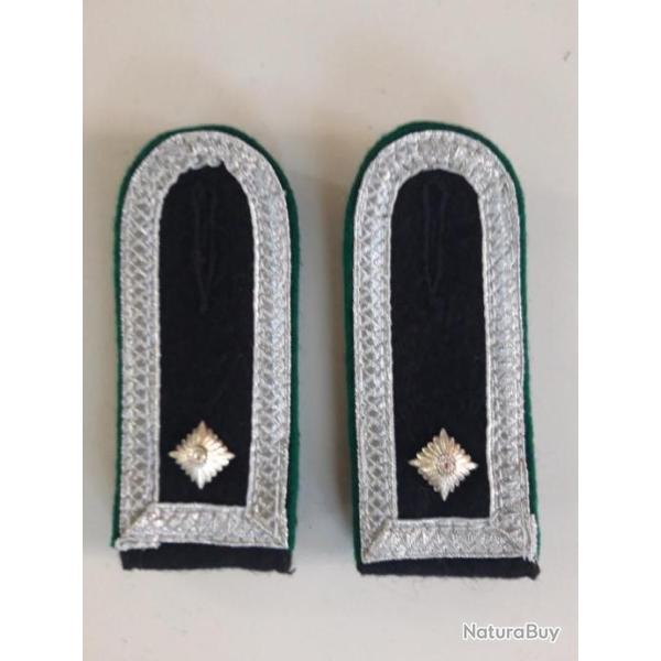 PAIRE DE PATTES  D EPAULE DU  GRADE D OBERSCHARFUHRER DES GEBIRTZJAGER .