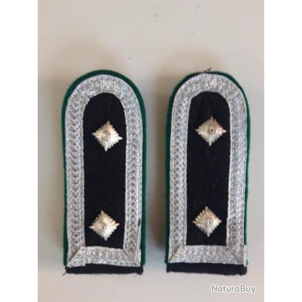 PAIRE DE PATTES  D EPAULE DU  GRADE D HAUPTSCHARFUHRER DES GEBIRTZJAGER .