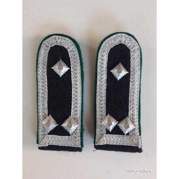 PAIRE DE PATTES  D EPAULE DU  GRADE DE STURMSCHARFUHRER DES GEBIRTZJAGER .