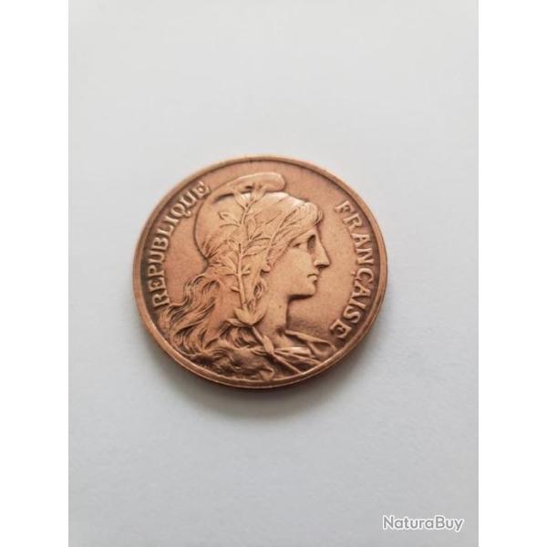 R�publique cuirass�e drap�e,assise � gauche sur un rocher tenant de sa main droite un drapeau 1913