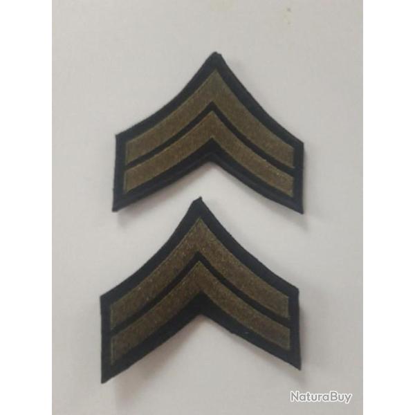 PAIRE D INSIGNES EN TISSU DU GRADE DE CORPORAL U.S. WWII. CHEVRONS OLIVE