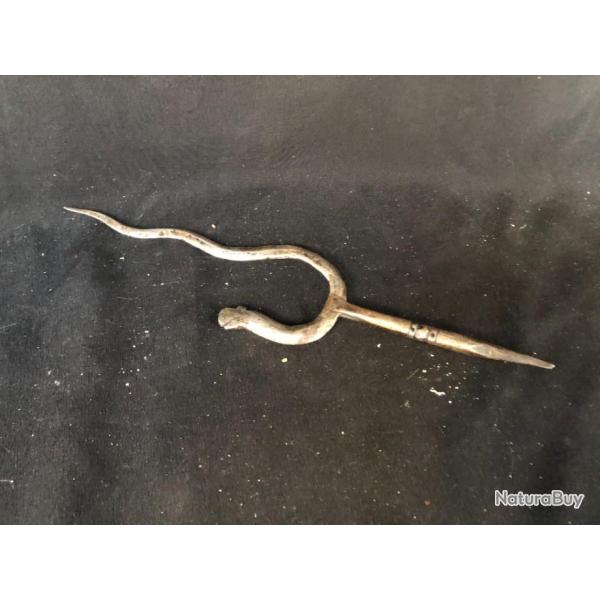 fer de lance en forme de serpent