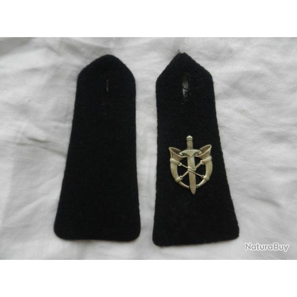 paire d'anciennes paulettes/pattes d'paule militaires avec insigne poste aux armes