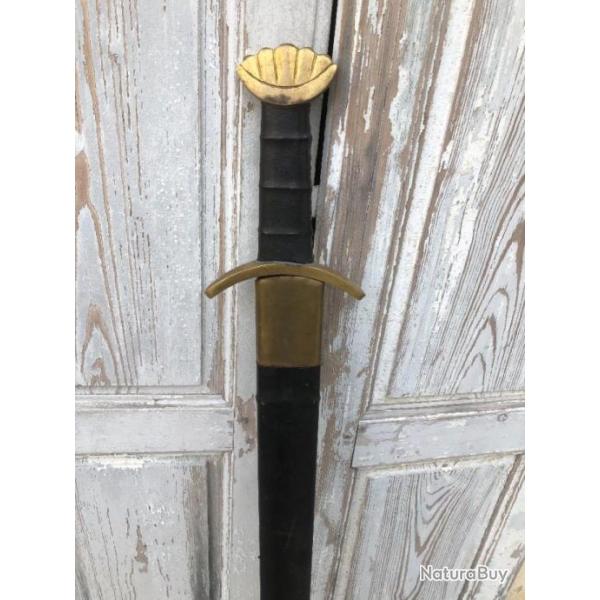 TRES GRANDE EPEE DE CHEVALIER AVEC SON FOURREAU