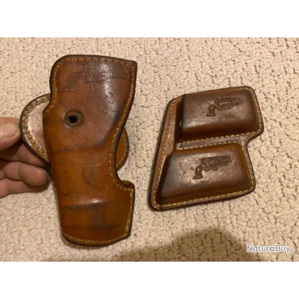 bel �tui marron pour pistolets, avec une etui de chargeurs.