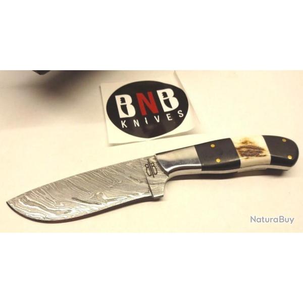 Couteau Damas 256 Couches Skinner BucknBear Manche Corne & Bois de Cerf Etui Cuir BNB15246