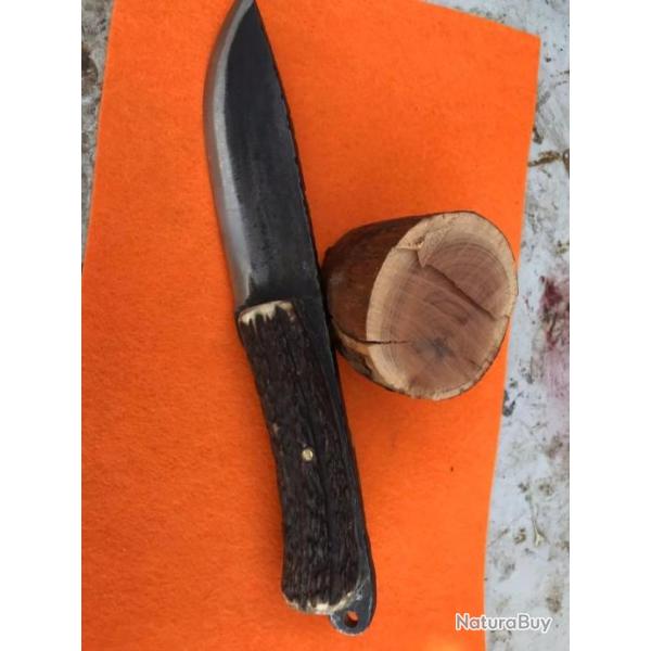 solide couteau bushcraft en carbone de 5 mm , manche bois de cerf, etui cuir