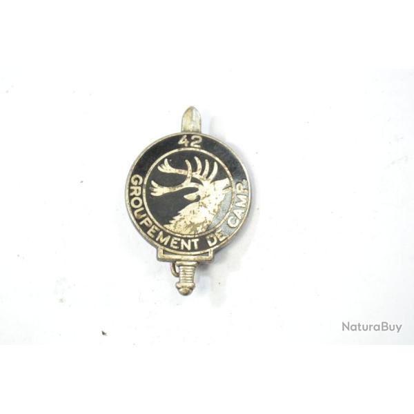 Insigne 42 GC GDC / 42e Groupement de Camp, cerf, dos lisse, argent. G1807 Drago