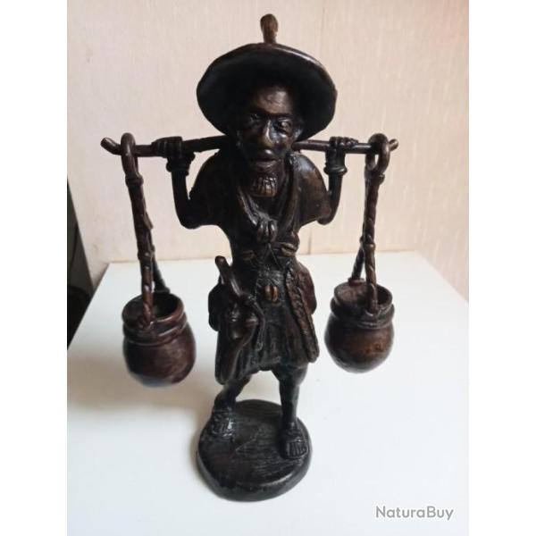 art asiatique en bronze XIX�me, le porteur d'eau hauteur 23 cm