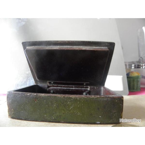 petit antique boite en bois recouvert de papier tabac  priser ?