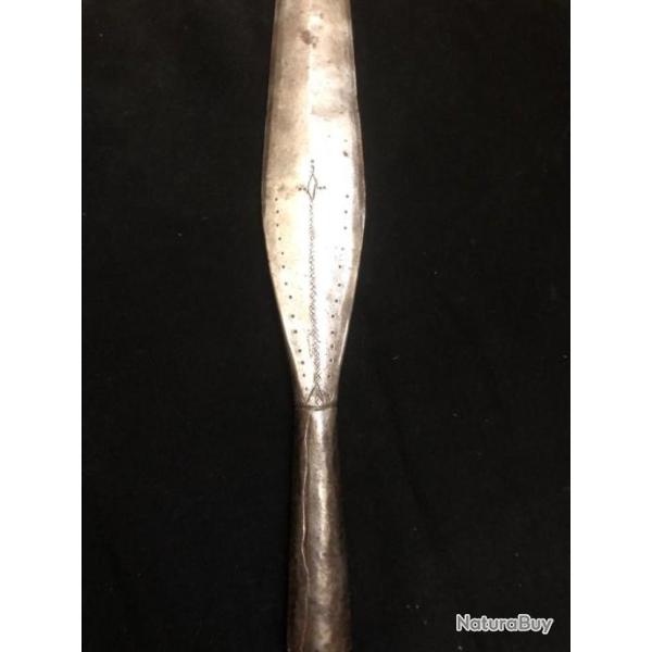 fer de lance fine et etroite