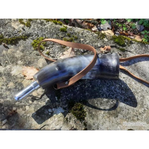 TROMPE  EN CORNE  25 cm  plus  sangle cuir.