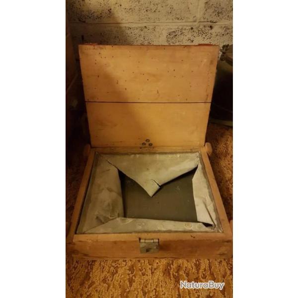 Caisse � munitions vide la protection interne en zinc est toujours pr�sente