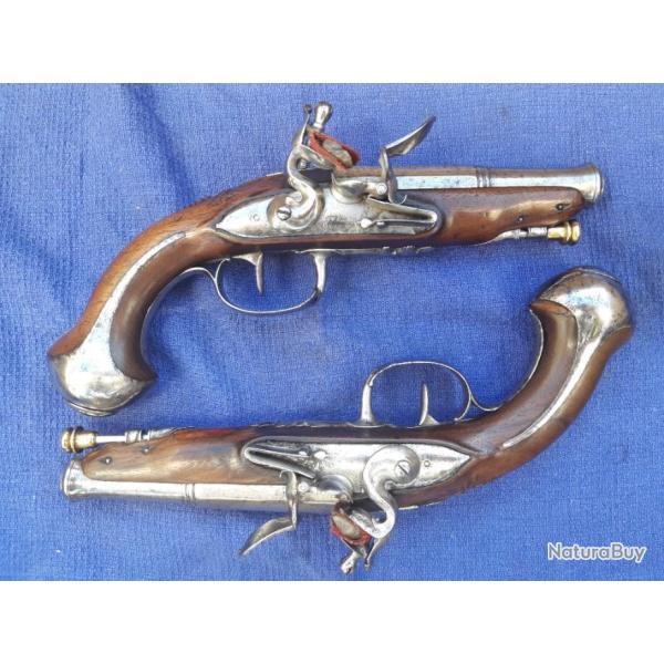 Paire de pistolet a silex XVIII SI�CLE  sign� Moulland � Bayeux