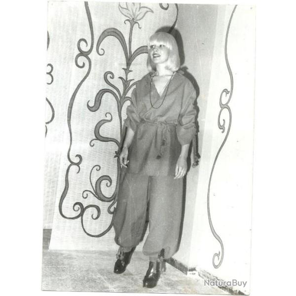 ANCIEN PHOTO NOIR ET BLANC JEUNE FEMME TENUE VETEMENTS MODE VINTAGE ann�es 70