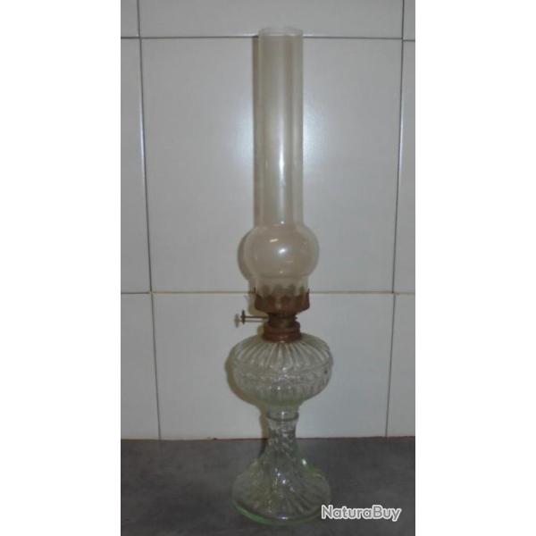 ANCIEN LAMPE A P�TROLE EN VERRE Bob�che � changer.. Haut 23.5cm + verre 26.5cm