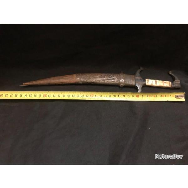 tres beau couteau lame gravee courbe