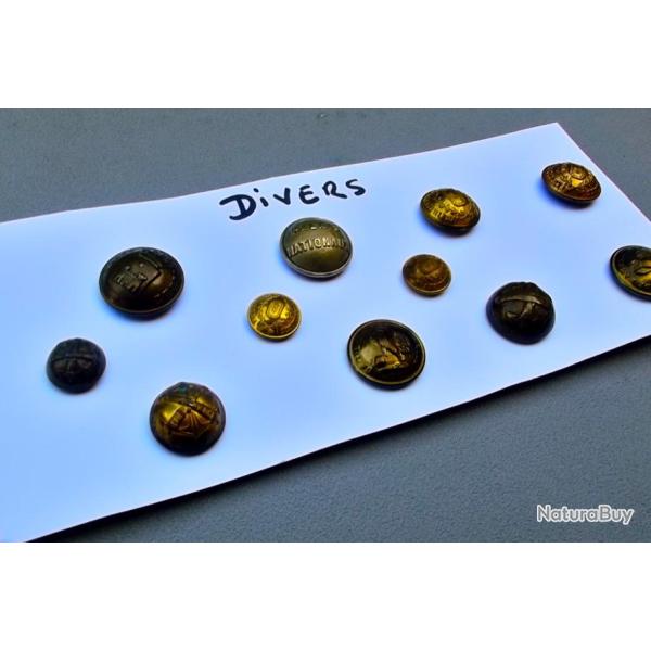 LOT DE 11 BOUTONS D'UNIFORMES