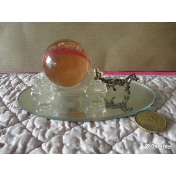 vintage carrosse en cristal cheval et conducteur metal blanc