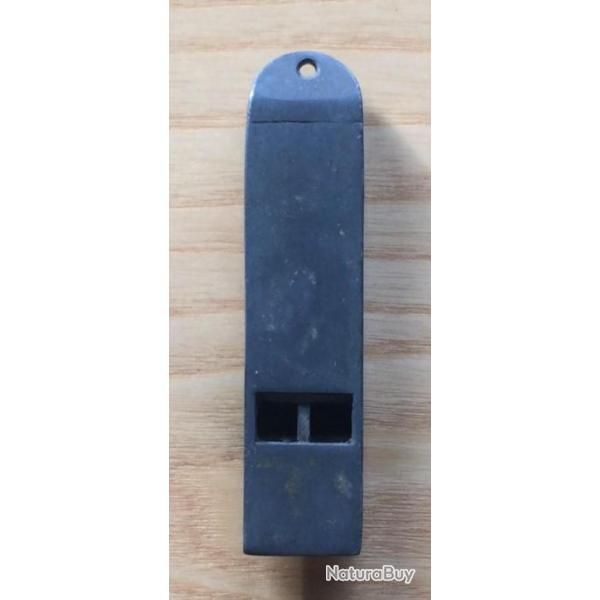 sifflet en m�tal ancien