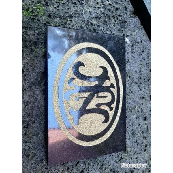 Bloc de granit noire grav� a l'embleme de la FN Herstal