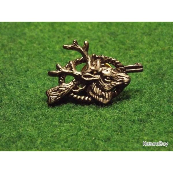 d�coration, ornement de chapeau..pin's CHASSEUR DE CERFS