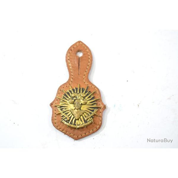 Insigne 2e R�giment de Cuirassiers, 2RC, DRAGO G1063, tout dor�, embouti, dos guilloch� + cuir