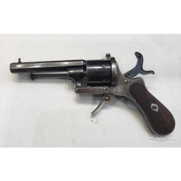 Fort joli revolver � broches belge en calibre 7mm. Apte au tir.