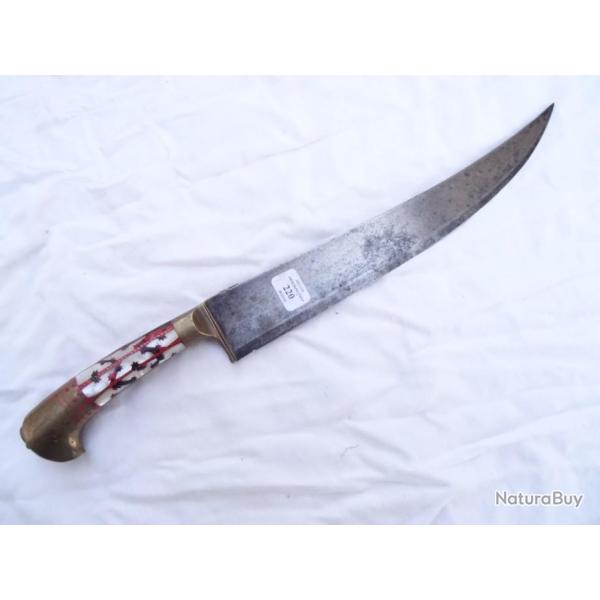 220) lot tr�s beau poignard a poign�e en laiton incrust�e de nacre , belle lame courb�e