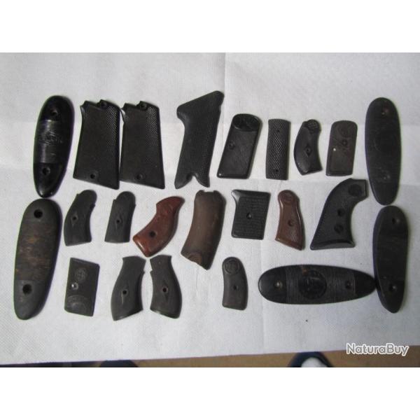 LOT DE 18 PLAQUETTES POUR PISTOLETS ANCIENS + 5 PLAQUES DE COUCHE DE FUSILS (6/C05)