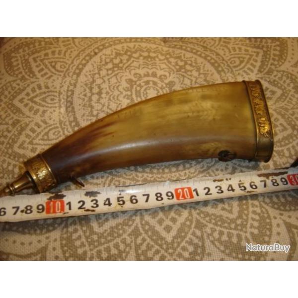 SUPERBE POIRE A POUDRE CORNE ET LAITON GRAVE