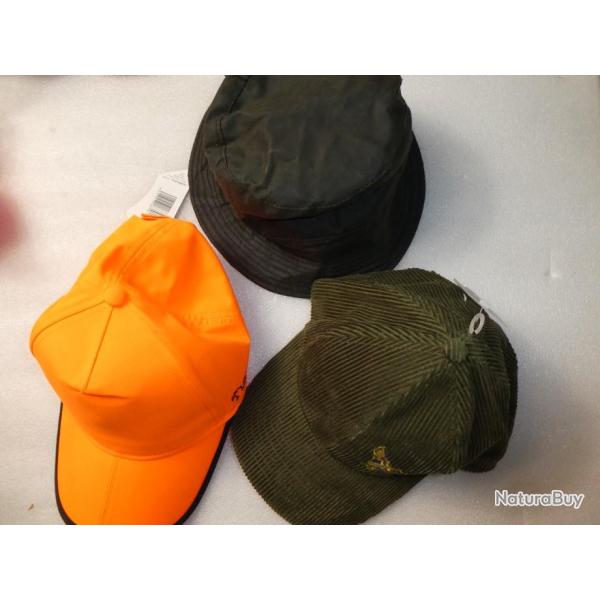 2 casquettes et un bob