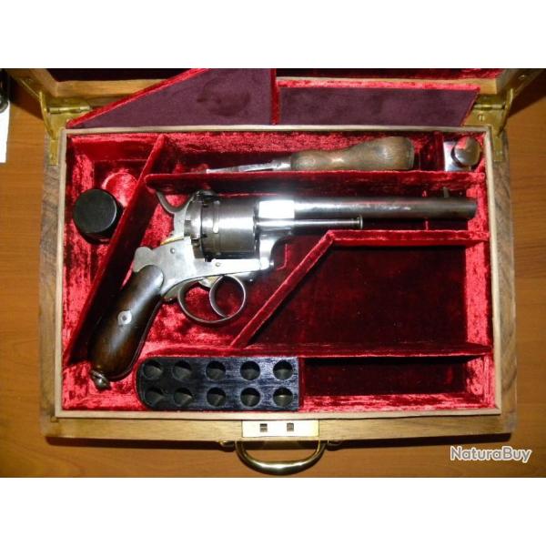 REVOLVER BELGE 12 MM A BROCHE EN COFFRET.
