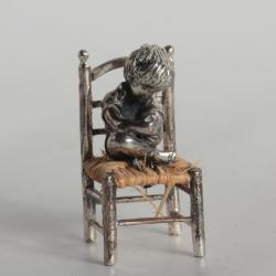 Sculpture miniature argent Enfant sur une chaise