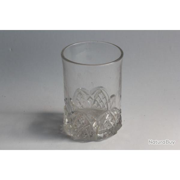Gobelet verre moul� XIXe si�cle