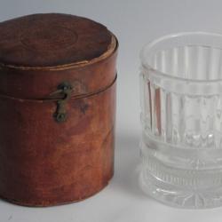 Gobelet de voyage cristal étui cuir XIXe siècle