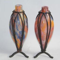 Paire vases verre souffl&eacute; monture fer forg&eacute;