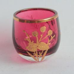 Ancien verre &agrave; liqueur cristal rubis &eacute;maill&eacute; or