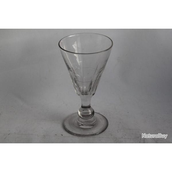 Ancien verre � absinthe avec dose