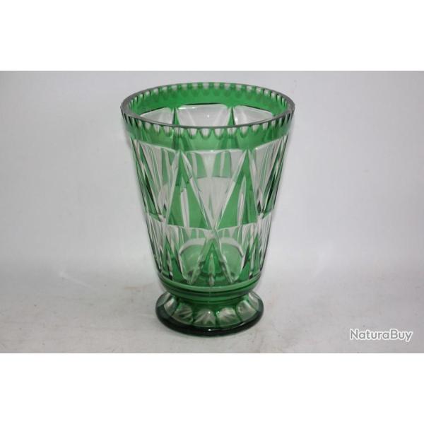 Vase en cristal taill� vert Val St Lambert