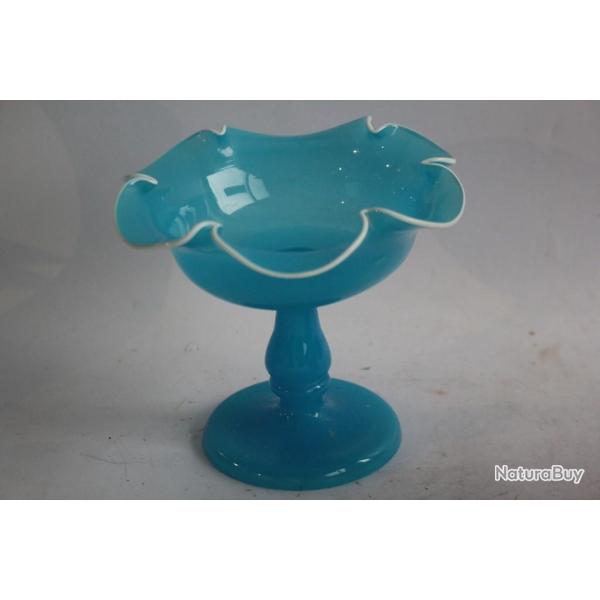 Coupe festonn�e verre opalin bleu Charles X