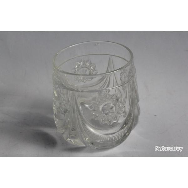 Ancien gobelet cristal moul� et grav�