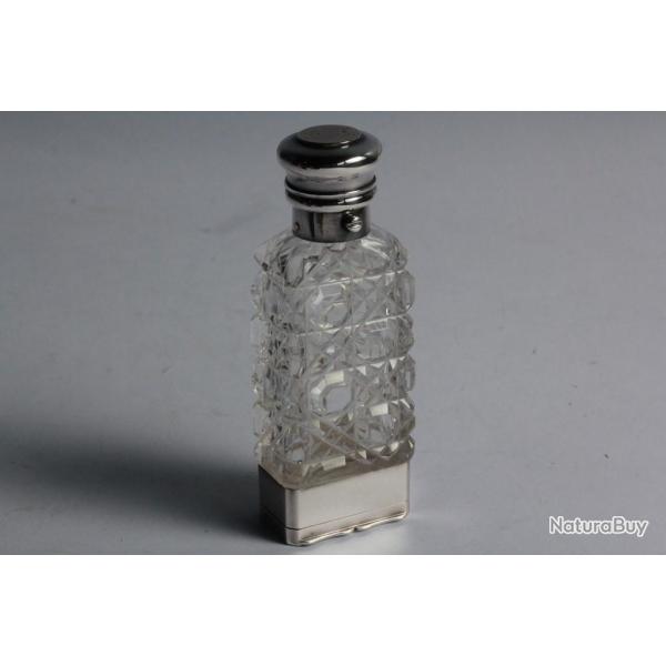 Flacon � sel Vinaigrette cristal taill� et argent S. Mordan & Co