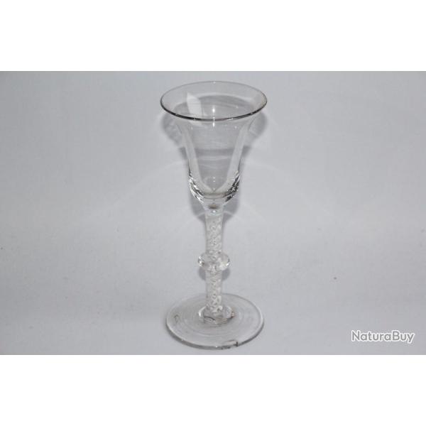 Verre � vin filigran� Twist XVIIIe si�cle