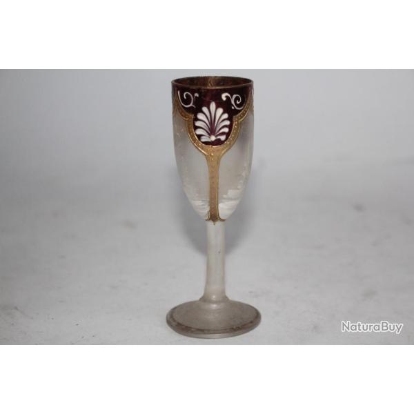 Ancien verre � liqueur �maill�
