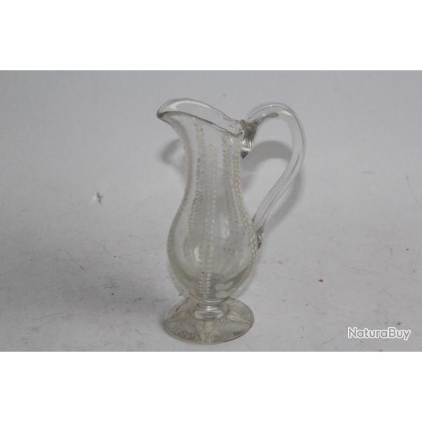 Petit pichet verre souffl� �maill� blanc